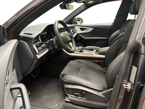 Audi Q8 10 of 17