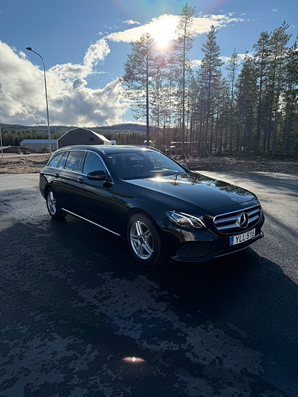 Mercedes-Benz E220 2 of 5