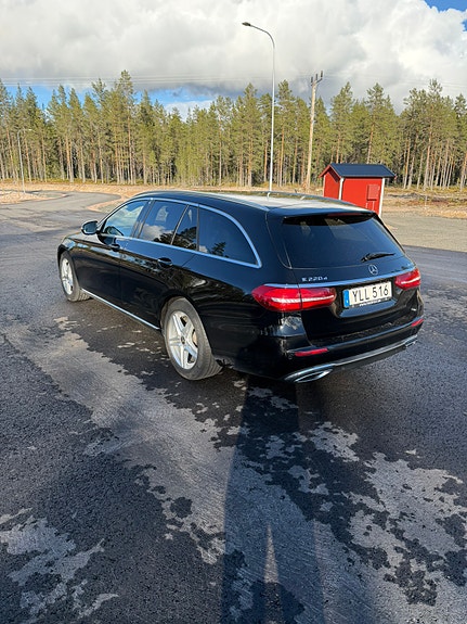 Mercedes-Benz E220 4 of 5