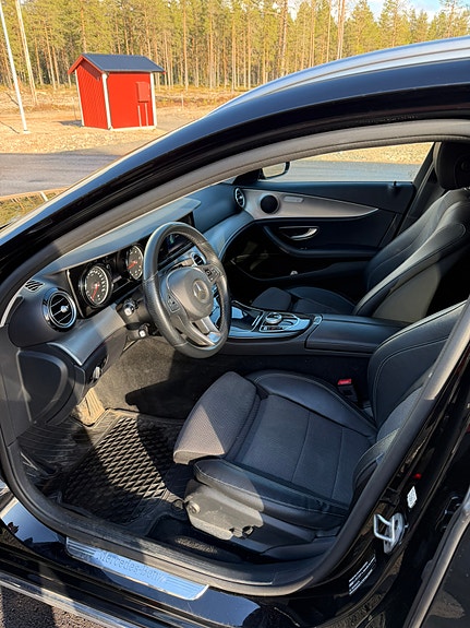Mercedes-Benz E220 5 of 5