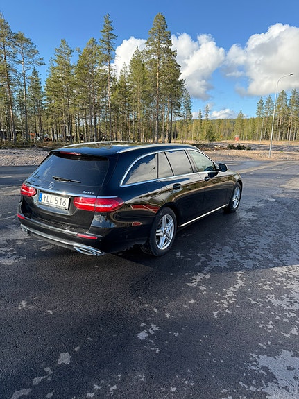 Mercedes-Benz E220 3 of 5