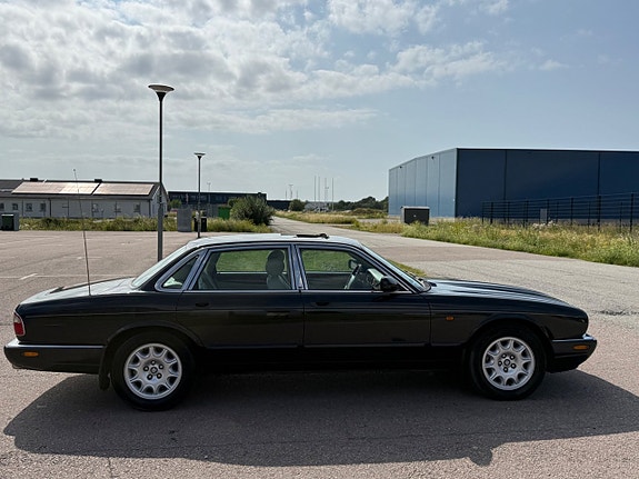 Jaguar XJ 5 of 8
