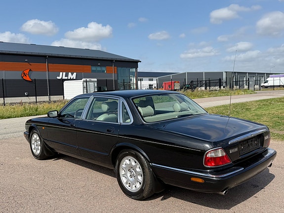 Jaguar XJ 7 of 8