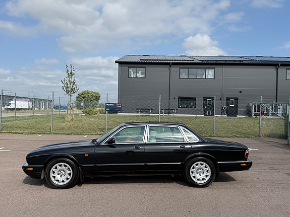 Jaguar XJ 2 of 8
