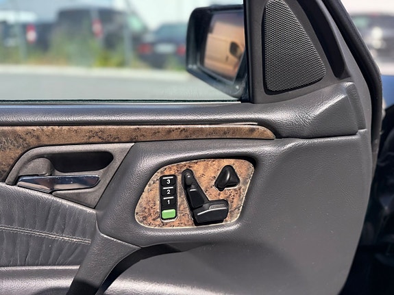 Mercedes-Benz E43 9 of 10
