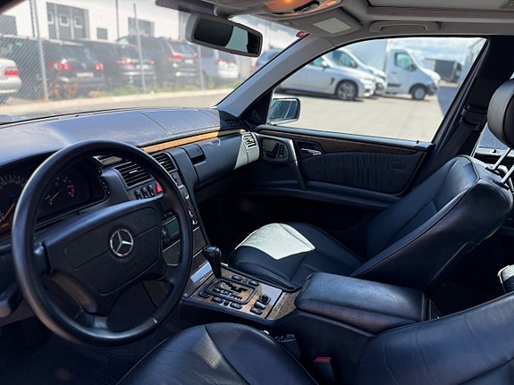 Mercedes-Benz E43 8 of 10