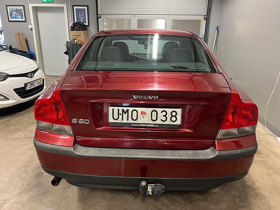 Volvo S60 4 of 5