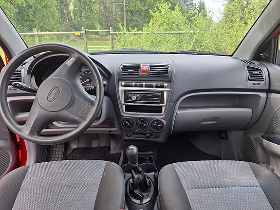 Kia Picanto 11 of 15