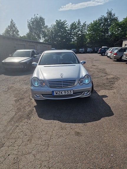 Mercedes-Benz C200 3 of 5