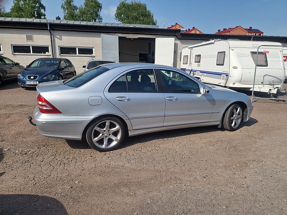 Mercedes-Benz C200 4 of 5