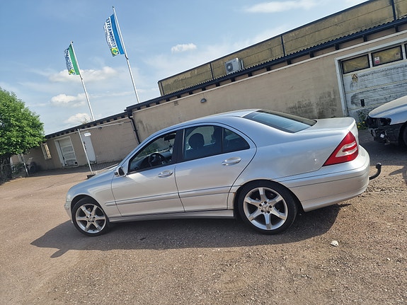 Mercedes-Benz C200 2 of 5