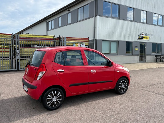 Hyundai i10 2 of 5