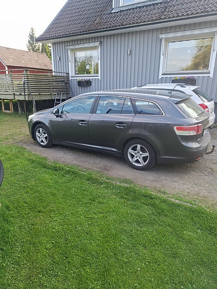 Toyota Avensis 2 of 4