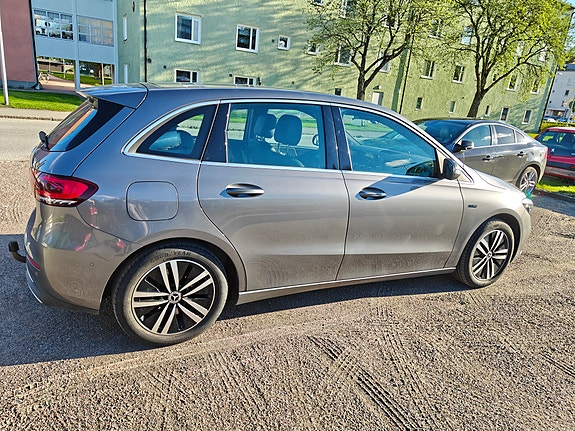 Mercedes-Benz B250 e 2 of 5