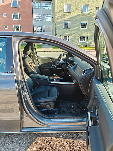 Mercedes-Benz B250 e 3 of 5