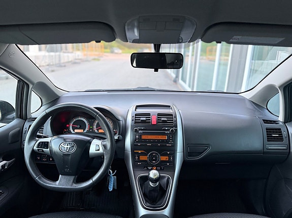 Toyota Auris 8 of 30