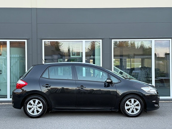Toyota Auris 2 of 30