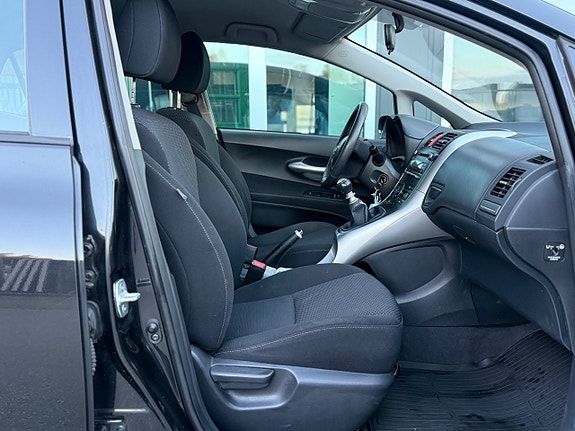 Toyota Auris 5 of 30