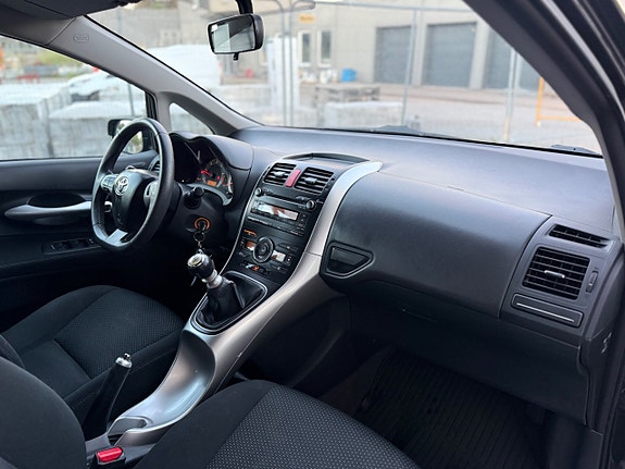 Toyota Auris 9 of 30