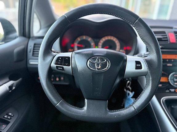 Toyota Auris 7 of 30