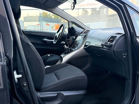 Toyota Auris 14 of 30