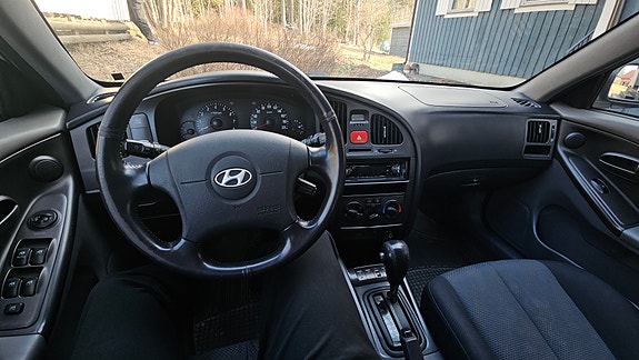 Hyundai Elantra 6 of 8