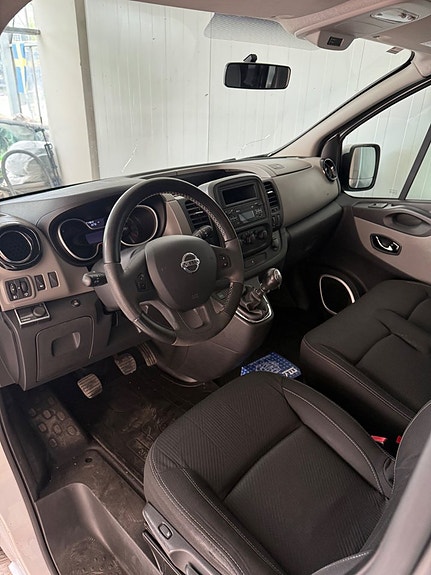 Nissan NV300 4 of 5