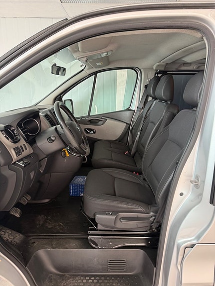 Nissan NV300 5 of 5