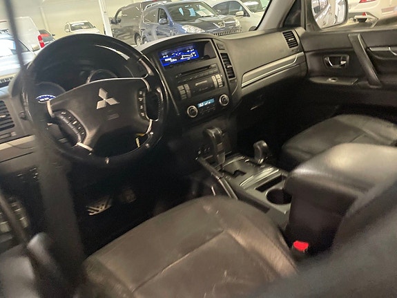 Mitsubishi Pajero 3 of 5