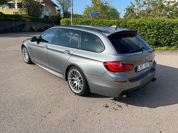 BMW 523i 2 of 5
