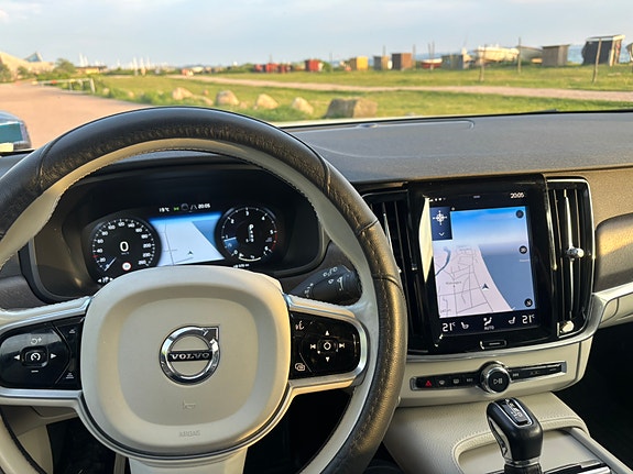 Volvo V90 Cross Country 2 of 5