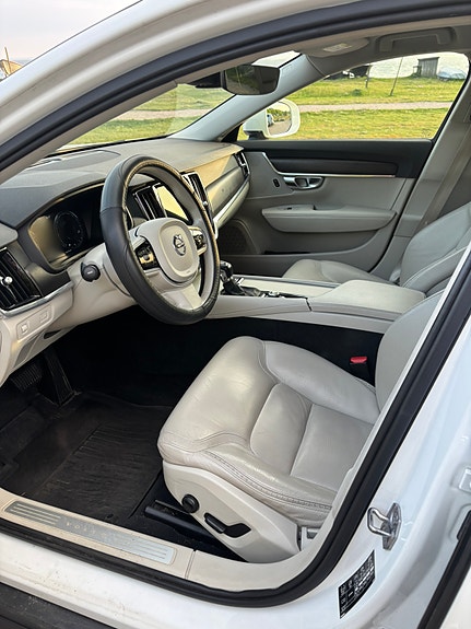 Volvo V90 Cross Country 3 of 5