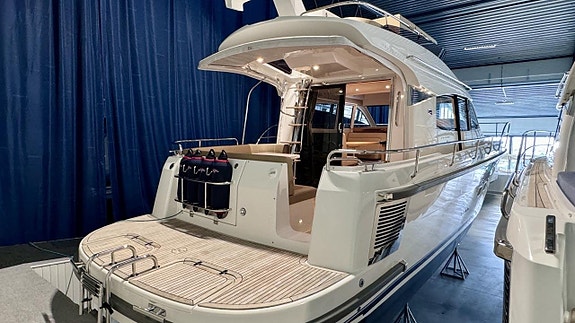 Nimbus 405 Flybridge -22 "READY TO CRUISE" 3 of 5