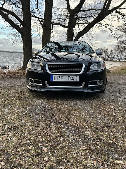Volvo V70 2 of 9