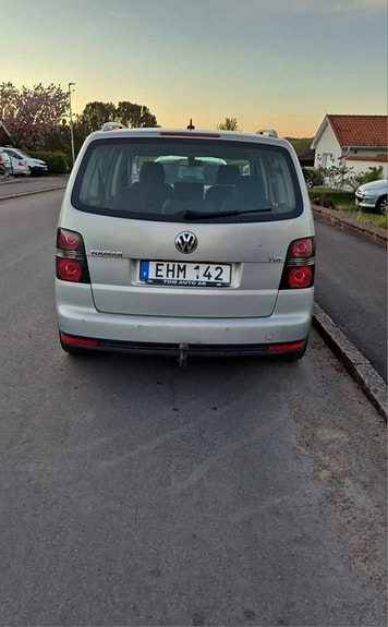 Volkswagen Touran 2 of 3