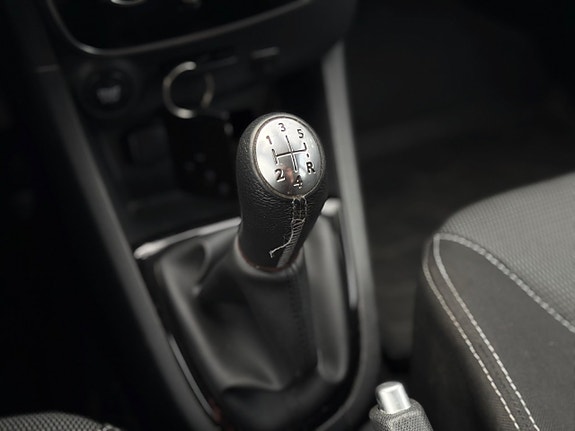 Renault Clio 19 of 22
