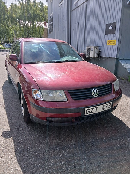 Volkswagen Passat 2 of 3