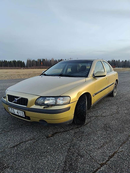 Volvo S60 2 of 5