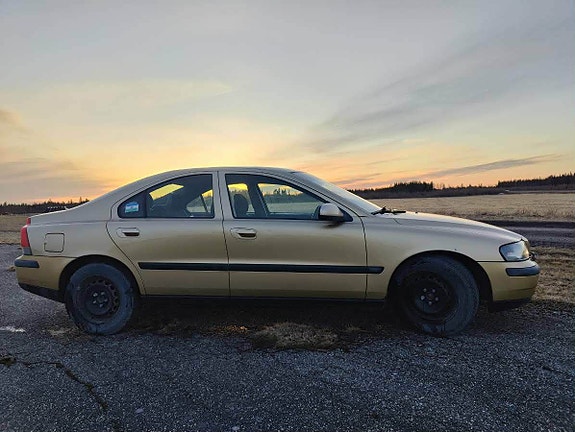 Volvo S60 4 of 5