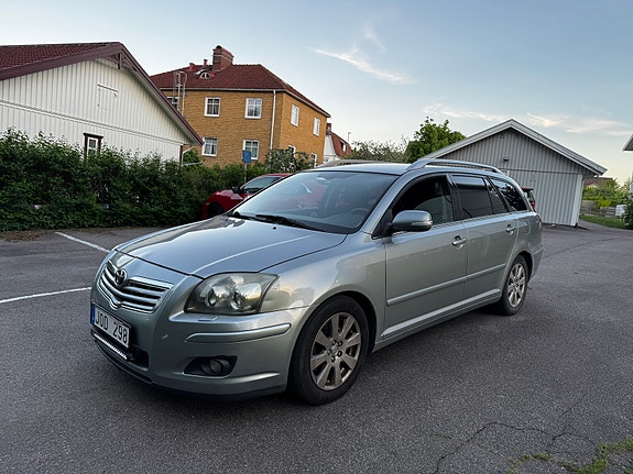 Toyota Avensis 2 of 5