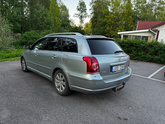 Toyota Avensis 4 of 5