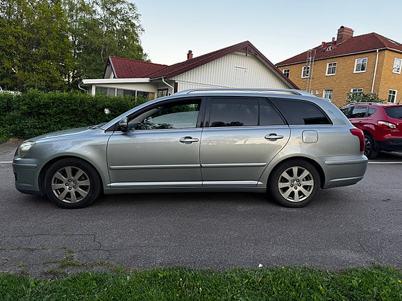 Toyota Avensis 3 of 5