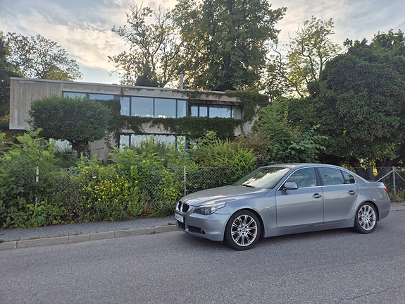 BMW 523i 3 of 13