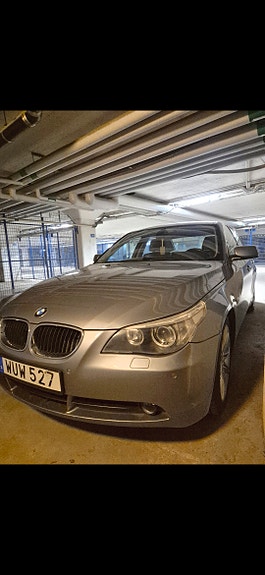 BMW 523i 3 of 5