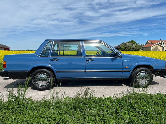 Volvo 740 2 of 5