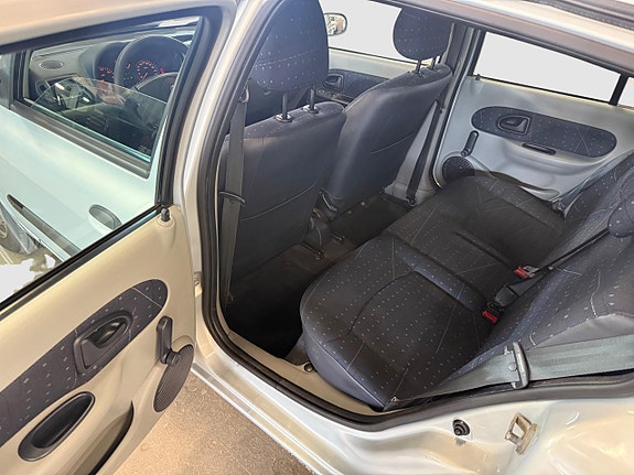Renault Clio 9 of 14