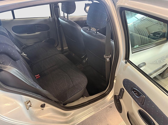 Renault Clio 10 of 14