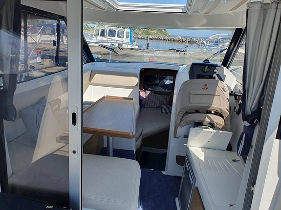 Beneteau Antares 780 - Suzuki 140 hk 8 of 12