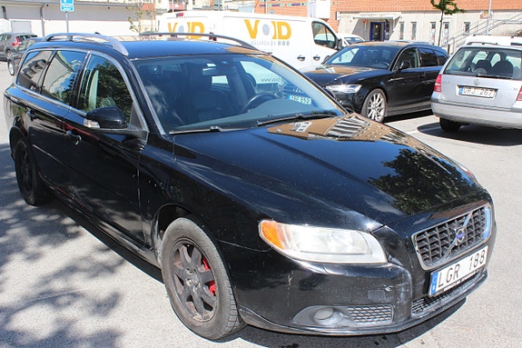 Volvo V70 2 of 5