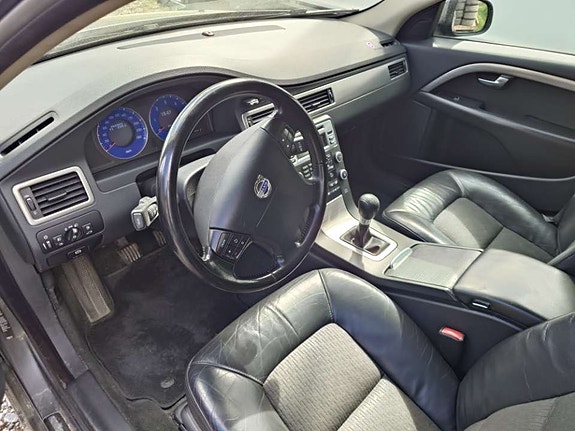 Volvo V70 2 of 2